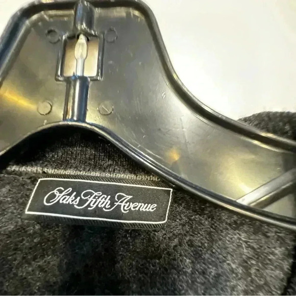 Saks Fifth Avenue Men’s 100% Cashmere V-Neck Sweater Size L - Picture 3 of 8